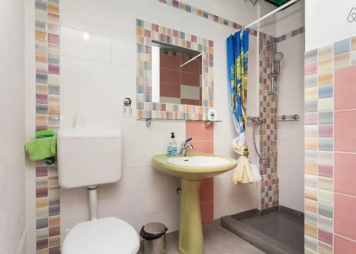 Hotel Roundabout - *